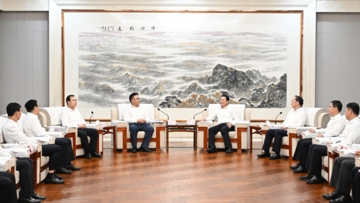 領(lǐng)導(dǎo)班子成員在沈陽(yáng)拜會(huì)遼寧省委書(shū)記、省人大常委會(huì)主任郝鵬，省委副書(shū)記、省長(zhǎng)李樂(lè)成